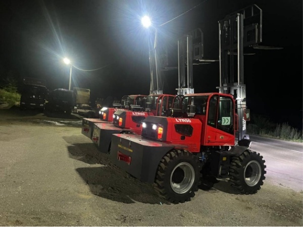Empilhadeira de terreno acidentado LTMG LTR50 em Montenegro